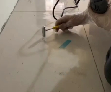 精河瓷砖开裂维修公司专业分享瓷砖在铺贴前如果没有沥干水分，将会导致以下问题