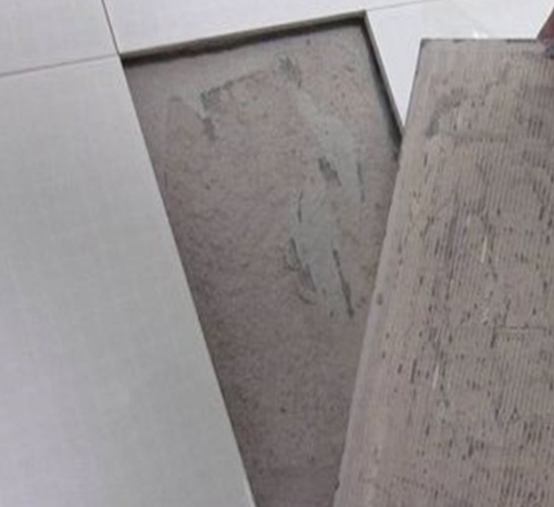 精河瓷砖空鼓维修公司分享瓷砖铺贴时如果打浆（即涂抹在瓷砖背面和基层上的砂浆或瓷砖胶）过少，会带来以下问题